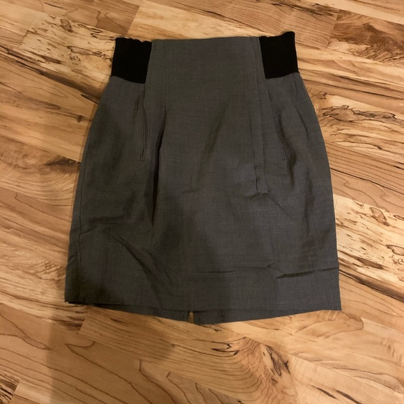BCBGMaxAzria Dresses & Skirts - BCBGMaxAzria Gray & Black Mini Skirt Size 06